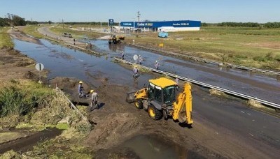 Un desborde cloacal provocó la rotura del asfalto y un caos vehicular en el ingreso a Pinamar